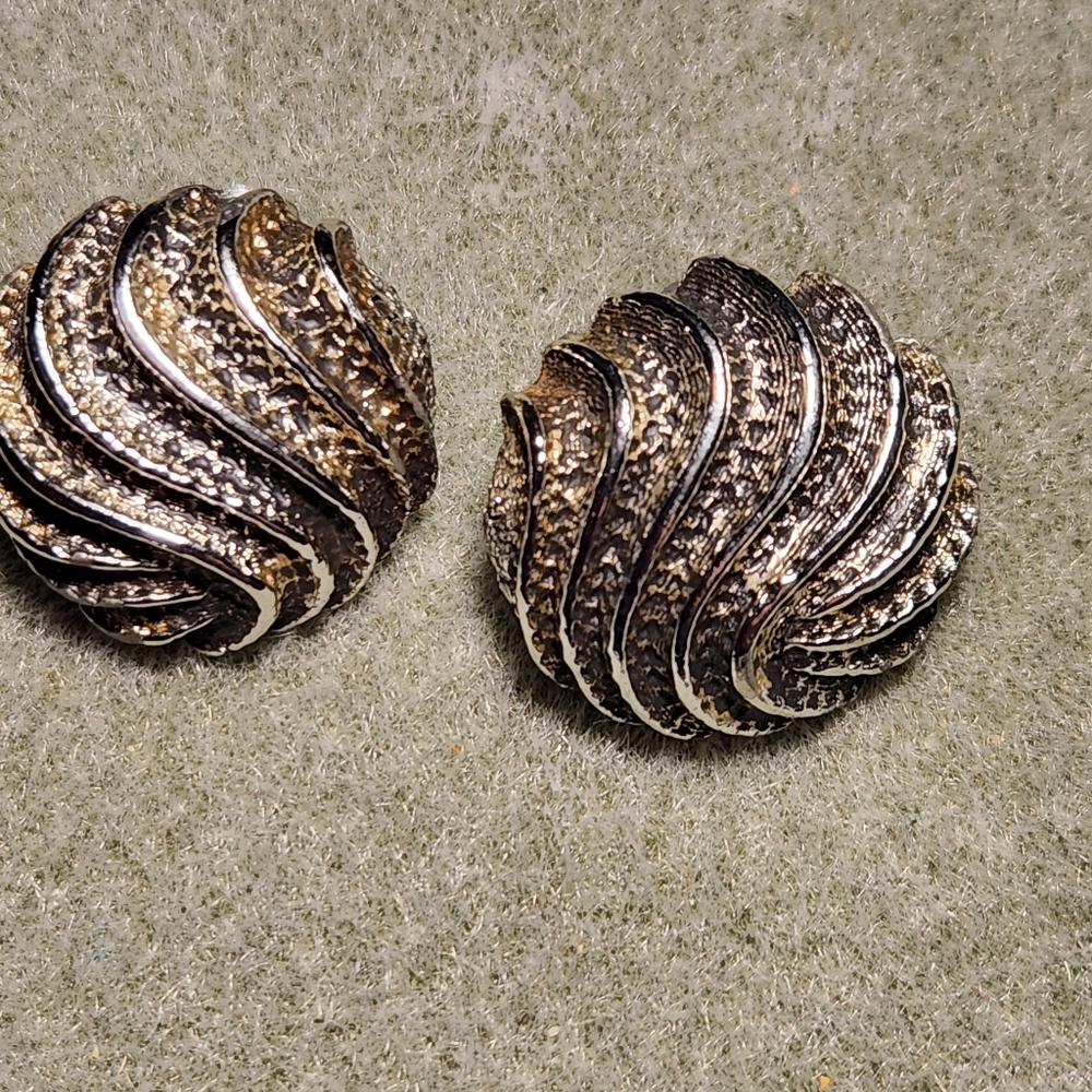 Vintage Marboux 482 clip on earrings